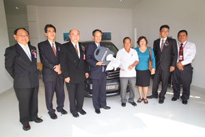Car Delivery to 1<sup>st</sup>  customer - From Left: Edward Wong, Director of Ban Lee Heng Motor Sdn Bhd, Rohime Shafie, President and COO of Honda Malaysia Sdn Bhd, Johnnie Wong, Managing Director of Ban Lee Heng Motor Sdn Bhd, Toru Takahashi presenting key to Mr. & Mrs Nyon, Sam Wong, Service Manager of Ban Lee Heng Motor Sdn Bhd, How Chee Seng, Sales Advisor of Ban Lee Heng Motor Sdn Bhd.