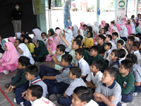 Students participating in a quick quiz to win an attractive prize.