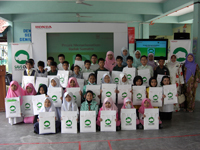 A group photo of students and teachers of SK Rapat Setia.