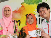 Cik Ruha Hj Jabir, Headmistress of SK Convent, Johor Bahru and Grand Prize Winner, Cik Ungku Farah Wahidah Ungku Ismail.