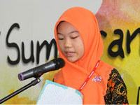 Cik. Ungku Farah Wahidah Ungku Ismail, The Grand Prize Winner reading her essay.
