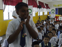 Standard 4 student of Taman Impian Emas trying to answer a Spot Quiz on Environment.
