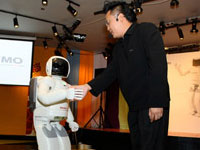 Anthony welcomes ASIMO to Malaysia.
