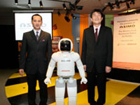 Photo Opportunity of ASIMO with En. Syed Yazrine and Mr Fujimoto.