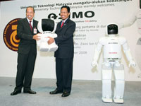 En. Azhar bin Abdul Wahab, Honda Malaysia's General Manager of Manufacturing presenting a token of appreciation to Y. Bhg. Professor Dato' Ir. Dr. Zaini Ujang, Vice Chancellor of Universiti Teknologi Malaysia.