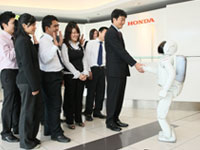 ASIMO bids farewell to Mr. Atsushi Fujimoto, MD & CEO of Honda Malaysia and Honda Malaysia associates.  