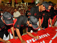 HMRT Members Signing on the Banner.