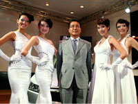 Mr. Yutaka Fujiwara, Representative of Automobile Development from Honda Motor Co. Ltd (Center) posing with Brand Ambassadors.