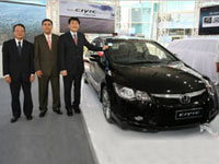 <L-R> The management team of Honda Malaysia - Mr Ikuo Kanazawa, VP, En. Azman Bin Idris, President & COO and Mr Atsushi Fujimoto, MD & CEO with the New Civic.