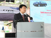 Mr. Atsushi Fujimoto, MD & CEO of Honda Malaysia introducing the enhanced features in the New Honda Civic.