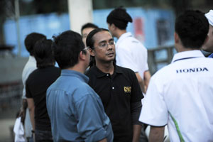Team Leader, Ahmad Zulizwan from EVO & F1 Plus Magazine, briefing his team on the next strategy.