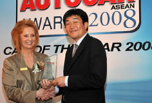 Mr. Atsushi Fujimoto, MD and CEO of Honda Malaysia, receiving the award from Ms. Kate Stearman-Smith, Managing Director of MTM Publications Sdn. Bhd.