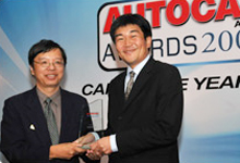 Mr. Atsushi Fujimoto, MD and CEO of Honda Malaysia, receiving the award from Mr. Chips Yap, Associate Editor of Autocar ASEAN.