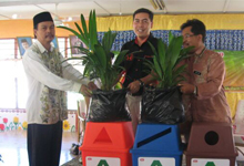 Encik Azhar, Encik Ainol from HMSB planting a tree together with Puan Safiah