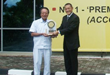 Mr.Ikuo Kanazawa, VP of HMSB receiving the Best Entry Midsize Car 2008 - Honda City from Mr.Taku Kimoto.